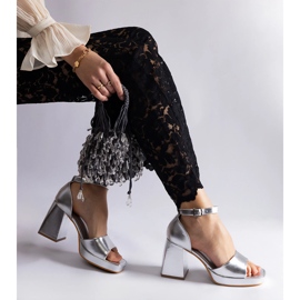 Ezüst női szandál hatalmas fém sarokkal 1