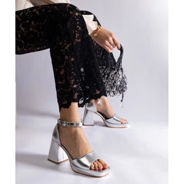 Ezüst női szandál hatalmas fém sarokkal 2