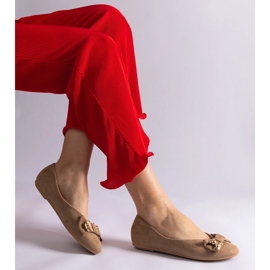 Bézs balettlakások masnival és brosssal díszítve 1