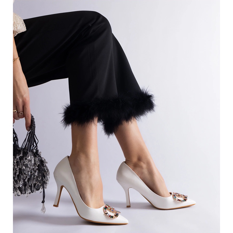 Színes cirkóniákkal díszített fehér magassarkú 1