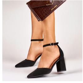 Fekete pumpák egy oszlopon, a bokánál rögzítve 1