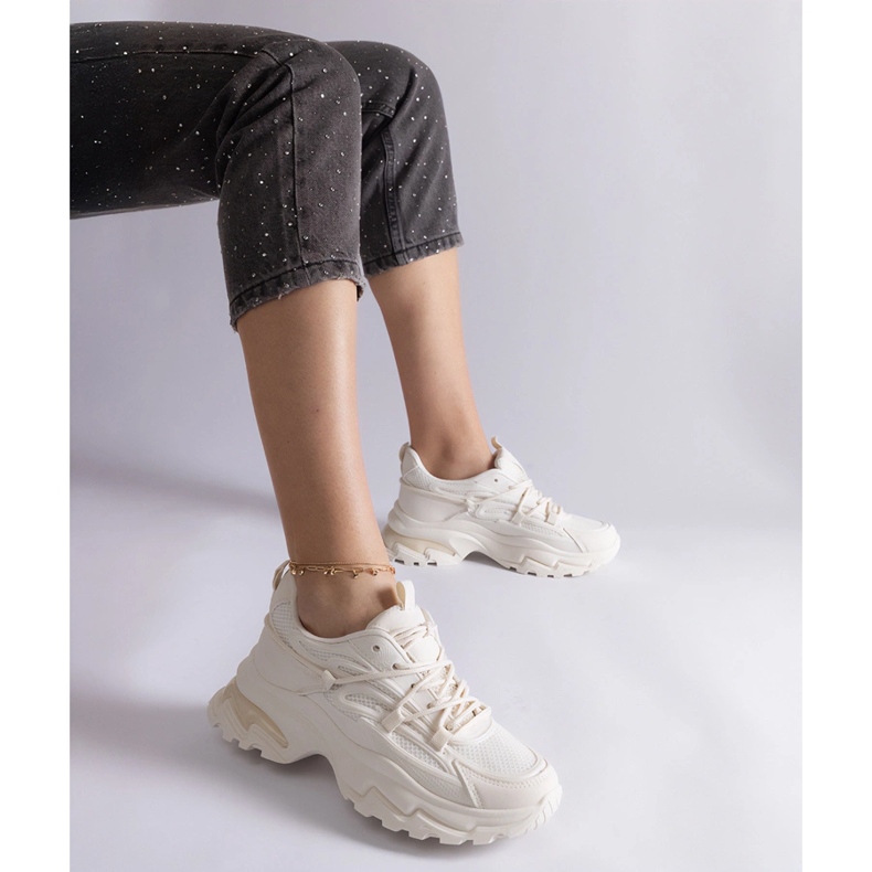 Bézs sport cipők egy hatalmas talpon 1