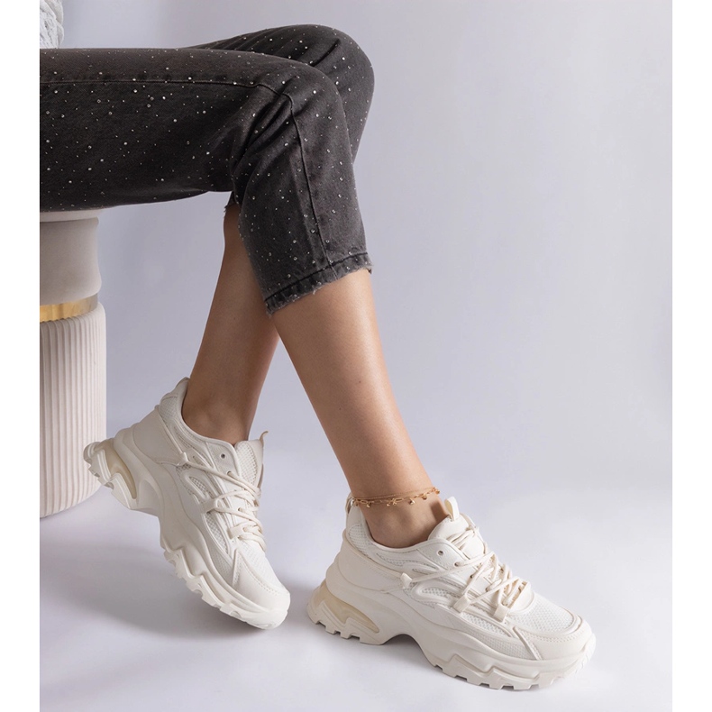 Bézs sport cipők egy hatalmas talpon 2