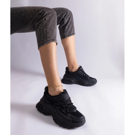 Fekete sport cipők egy hatalmas talpon 1