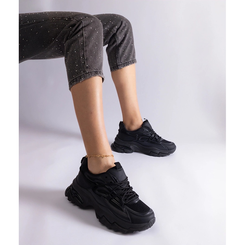 Fekete sport cipők egy hatalmas talpon 1