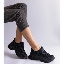 Fekete sport cipők egy hatalmas talpon 2