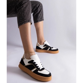 A platformon fekvő fekete cipők 1