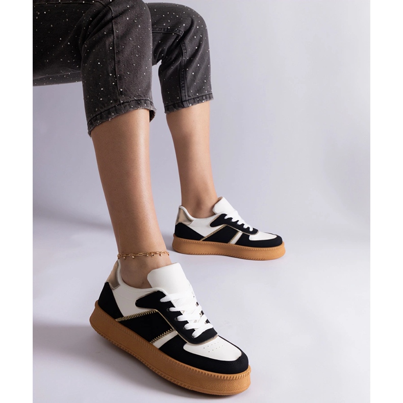 A platformon fekvő fekete cipők 1