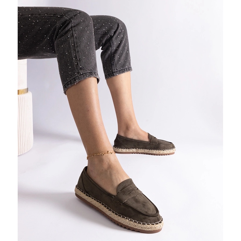 Zöld csúszó espadrilles a peronon 1