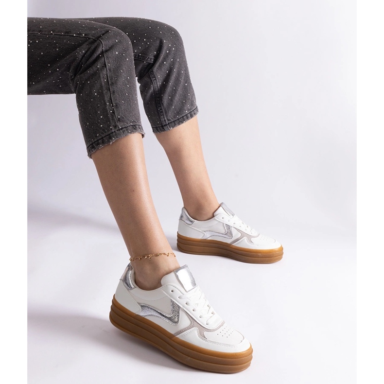 Fehér és ezüst színű tornacipő gumi talppal 2