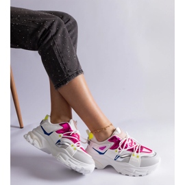 Fehér és rózsaszín sportcipő 2