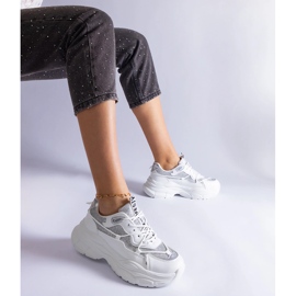 Fehér tornacipő csillogó betétekkel 1