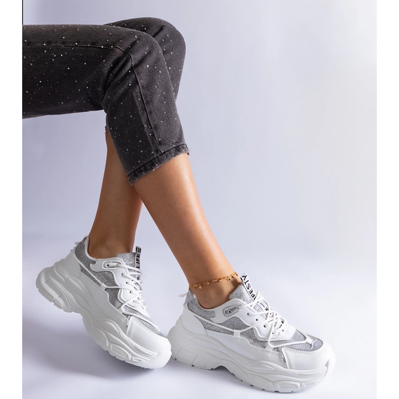 Fehér tornacipő csillogó betétekkel 2