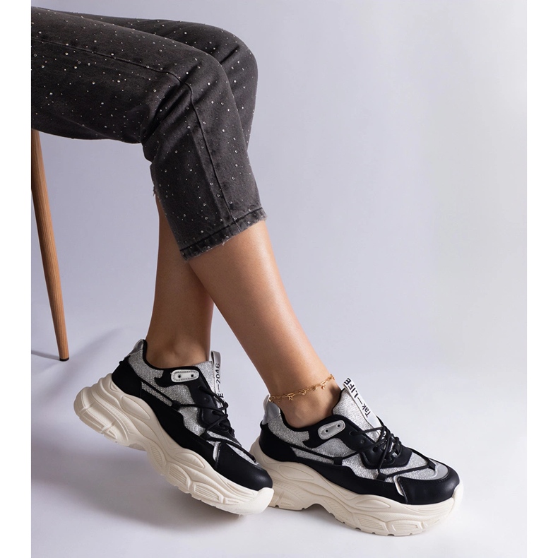 Fekete tornacipő csillogó betétekkel 2