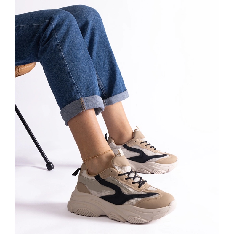 Bézs és fekete színű női tornacipő 1 Bézs és fekete színű női tornacipő 1