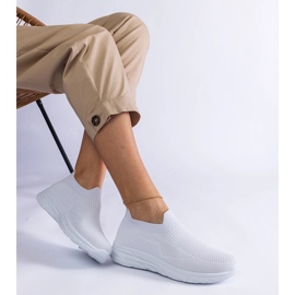 Fehér felbújós sportcipő 1