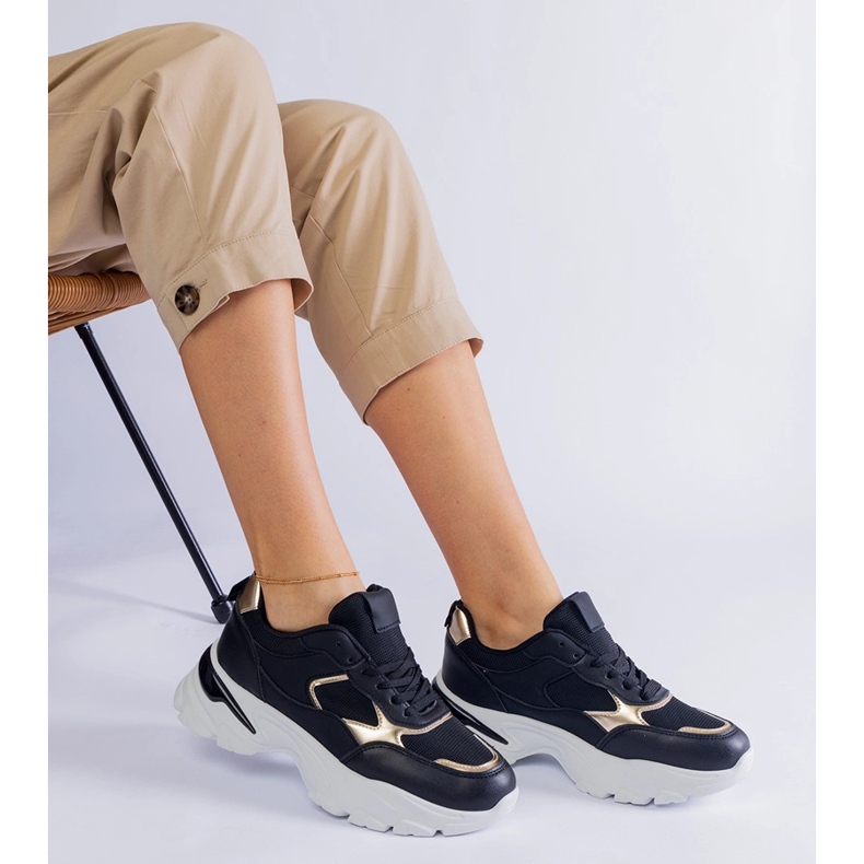 Fekete tornacipő masszív talpon 2