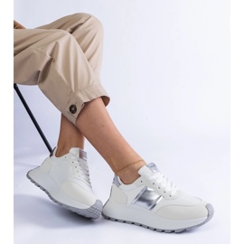 Fehér tornacipő a platformon 2