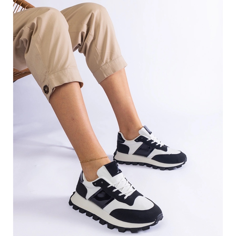 Fekete tornacipő látható védővel 2