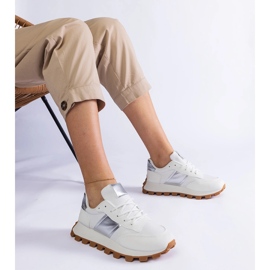 Fehér cipők látható védővel 1