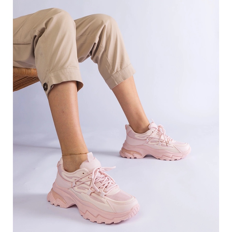 Rózsaszín sport cipők egy hatalmas talpon 1