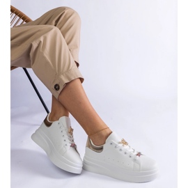 Fehér platformos tornacipő pillangóval díszítve 1