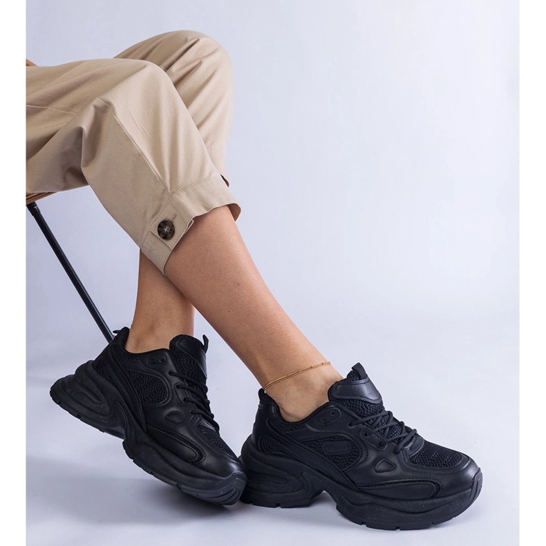 Fekete tornacipő masszív talpon 1