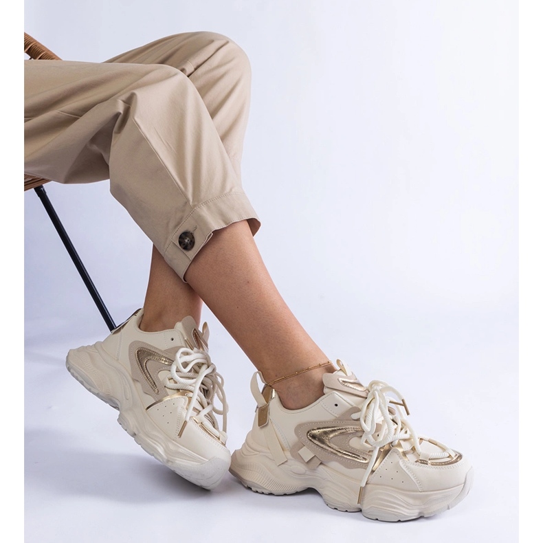 Bézs női sport cipők egy hatalmas talpon 1