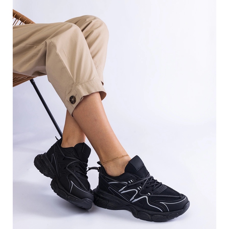 Fekete női cipők egy hatalmas talpon 2