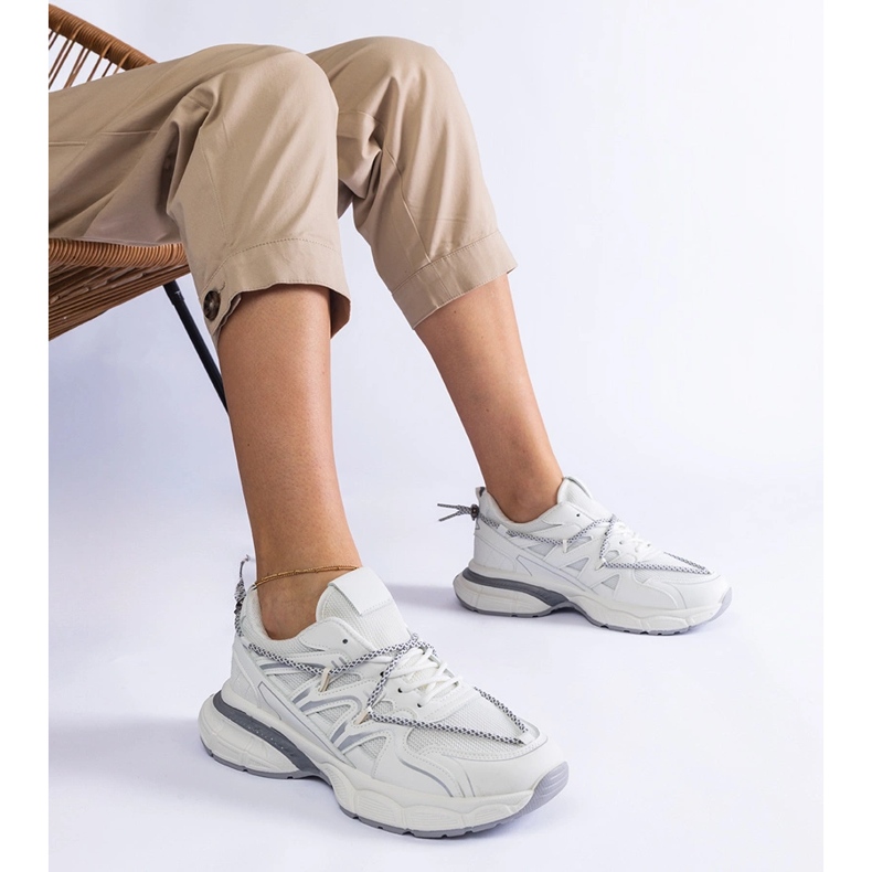 Fehér női cipők egy hatalmas talpon 1