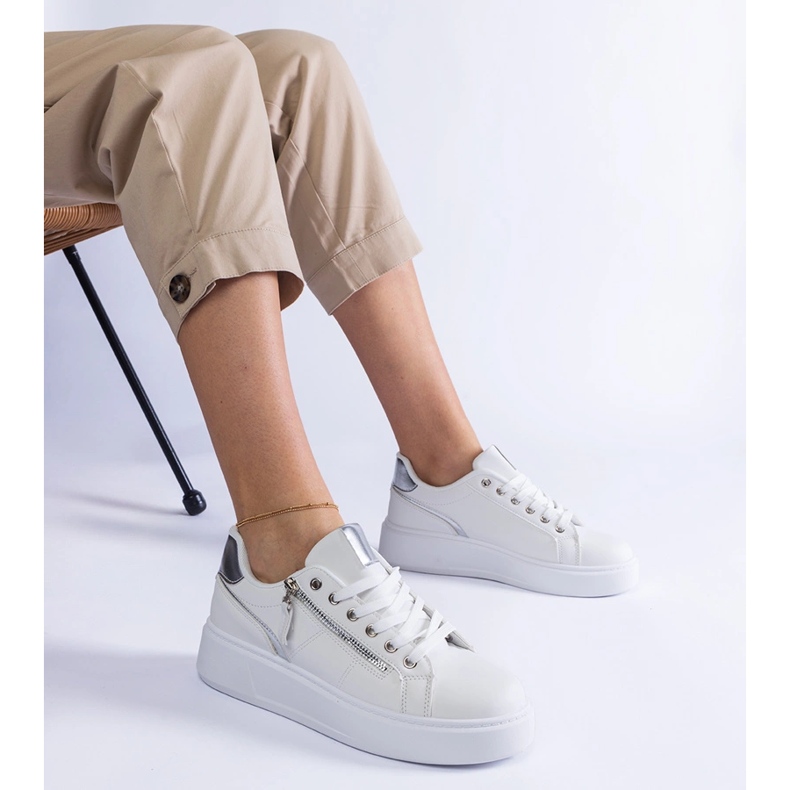 Fehér színű női sportcipő 1