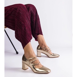 Aranyszivattyúk az oszlopon dekoratív csatokkal aranysárga 1