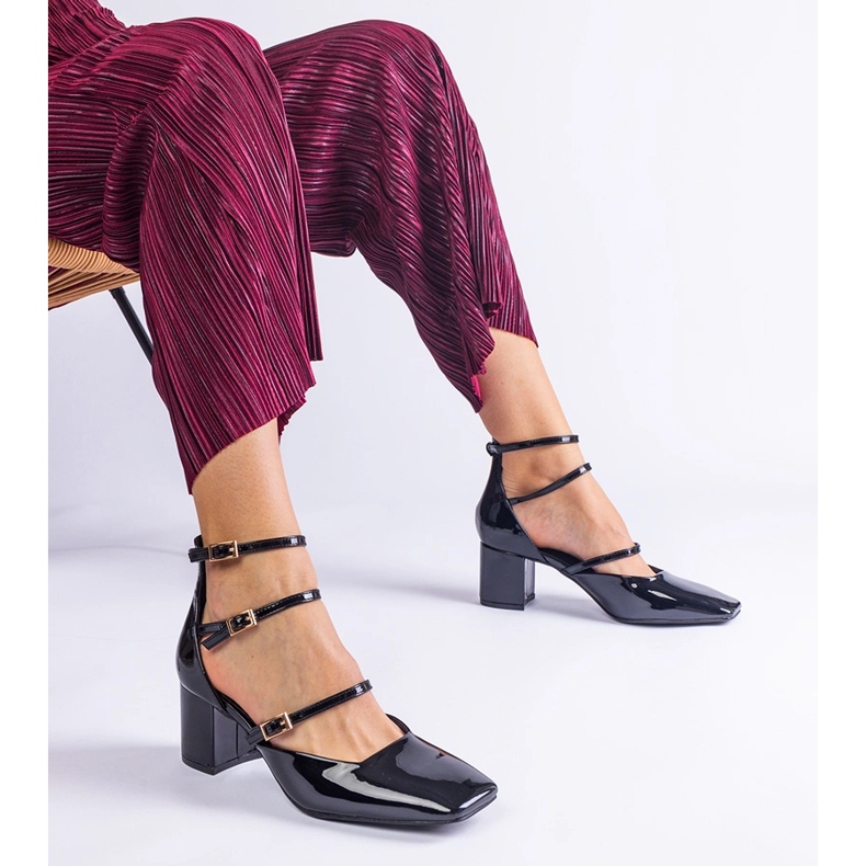 Fekete szivattyúk egy oszlopban, csatokkal 1