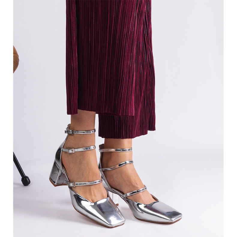 Ezüst szivattyúk egy oszlopban, csatokkal 1