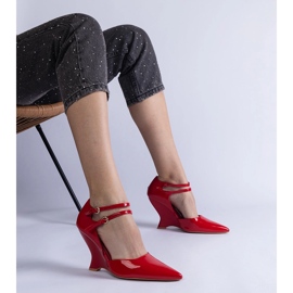 Piros szivattyúk az ékben, csatokkal 1 Piros szivattyúk az ékben, csatokkal 1