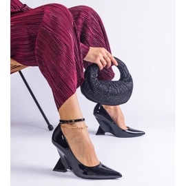 Az ékeken lakkozott fekete szivattyúk 2