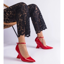 Az ékeken lakkozott piros szivattyúk 1