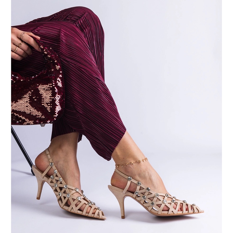 Kövekkel szőtt bézs szandál 1