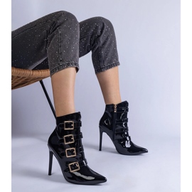 Fekete csizmák, magas sarkú cipővel lakkozva 1