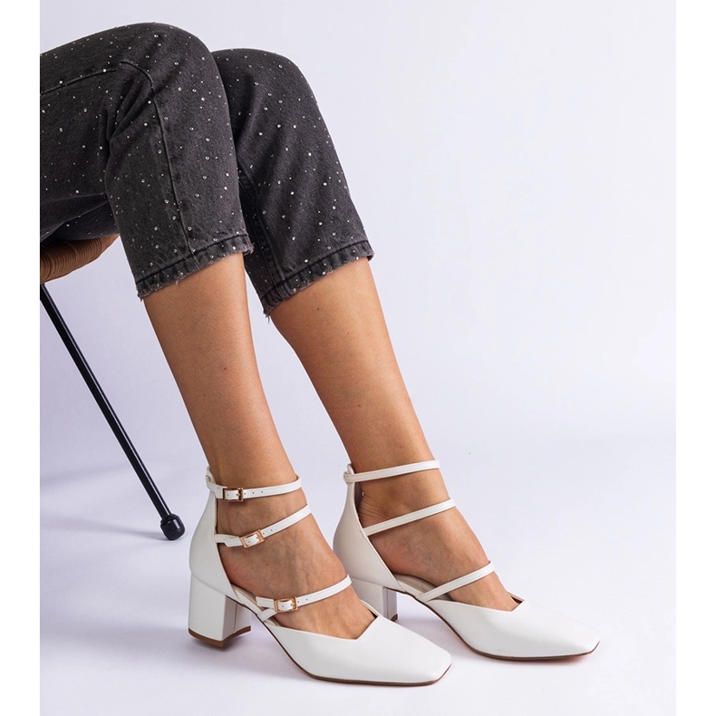 Fehér szivattyúk az oszlopon csatokkal 1