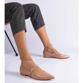 Bézs szivattyúk lapos sarkú bézs csatokkal 1