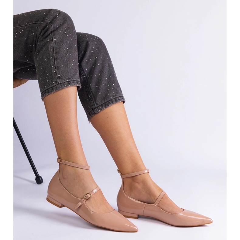 Bézs szivattyúk lapos sarkú bézs csatokkal 2