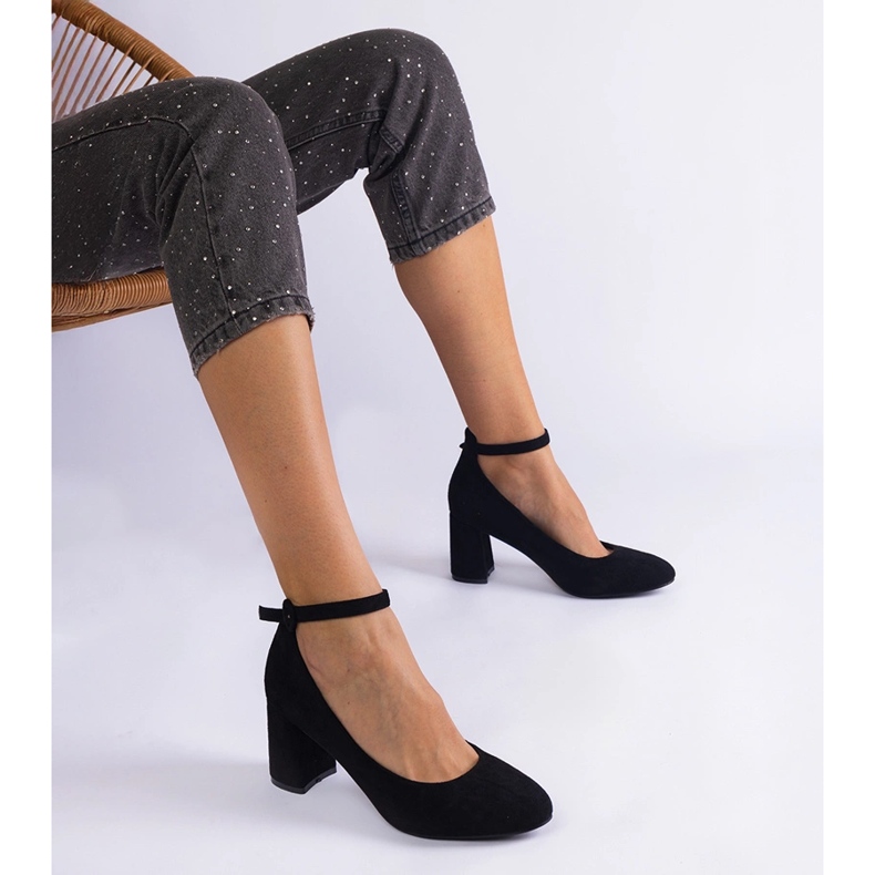 Fekete szivattyúk az öko-bőr oszlopon 1