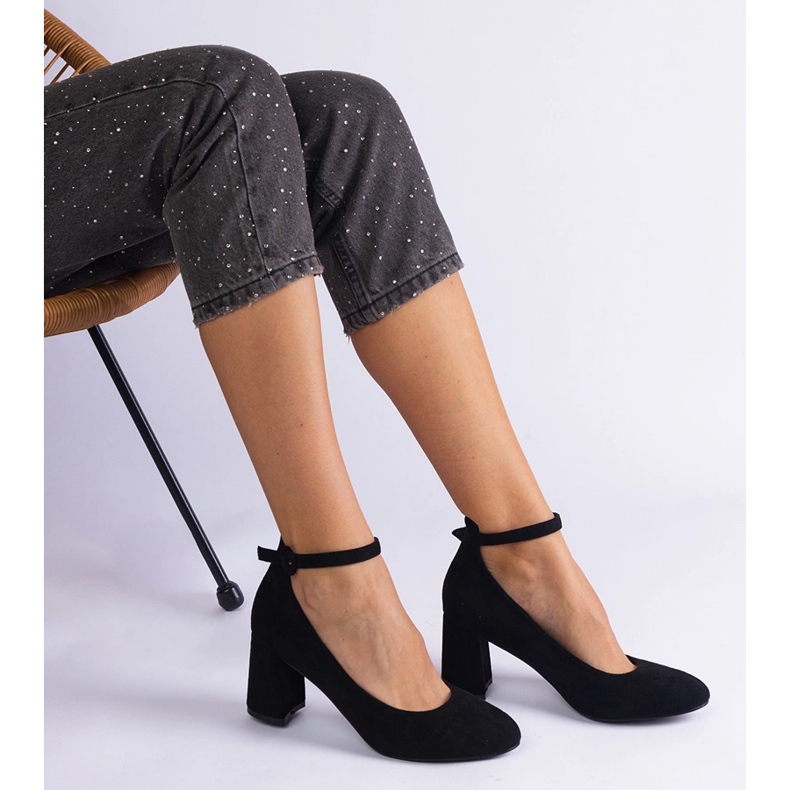 Fekete szivattyúk az öko-bőr oszlopon 2