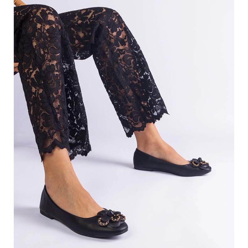 A virággal díszített fekete balerinák 1