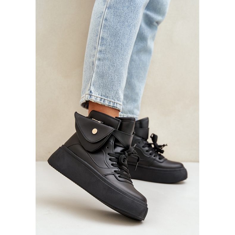 Magas cipők egy tasakkal a fekete platformon 2 Magas cipők egy tasakkal a fekete platformon 2