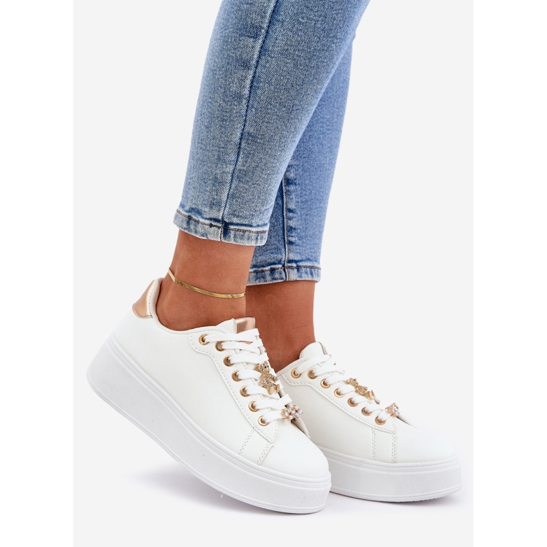 Eco bőr cipők fehér és arany csapokkal 1