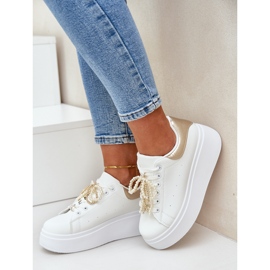 Női cipők a platformon fehér és arany dekorációkkal 2