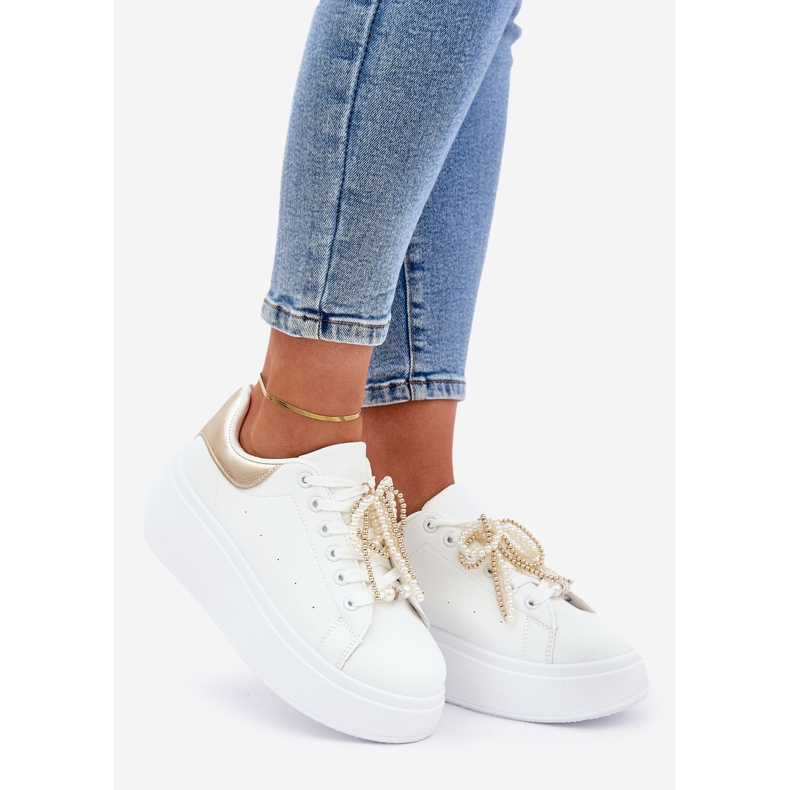 Női cipők a platformon fehér és arany dekorációkkal 1