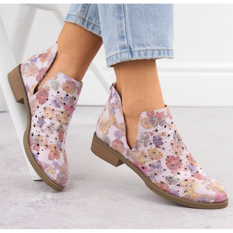 M. DASZYŃSKI Női nyílt munkás csizma fehér virágokba helyezve M. Dasyński Sa62-102 1 M. DASZYŃSKI Női nyílt munkás csizma fehér virágokba helyezve M. Dasyński Sa62-102 1